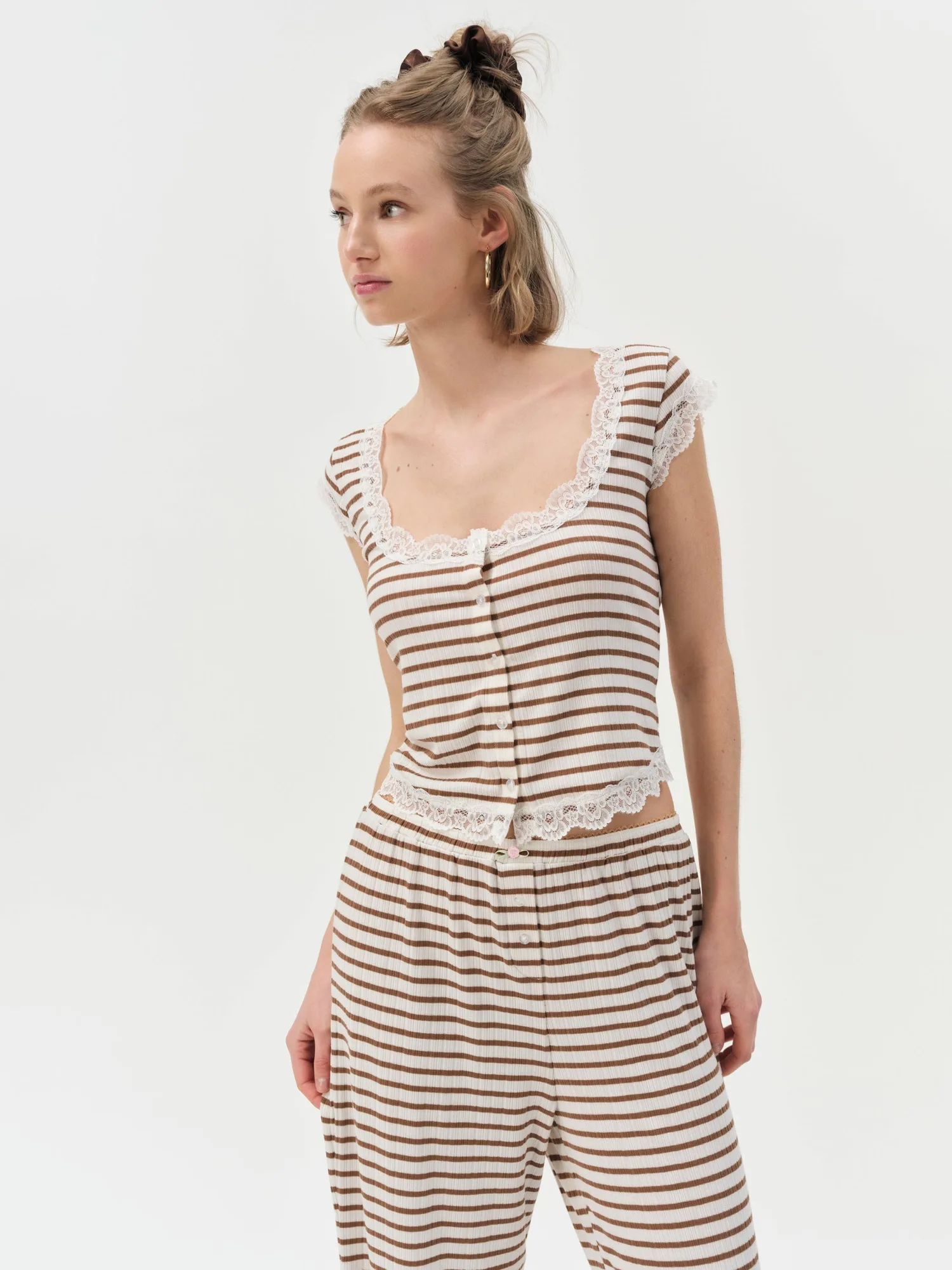 How to Style the Victorian Top: Outfit Ideas for White Lace Tops
