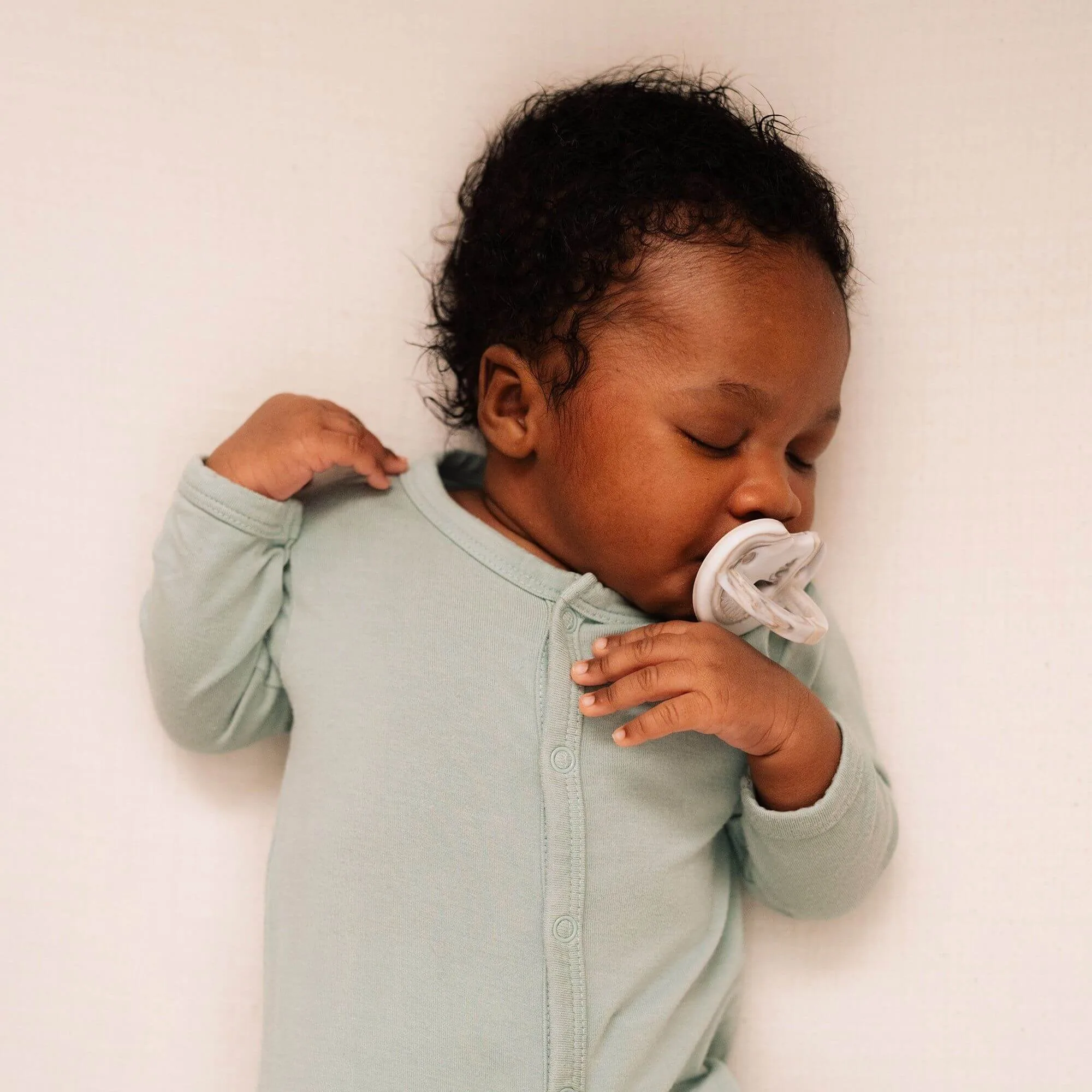 مقارنة بين Cookies & Cream و Frost Pacifier: أيهما تختار؟