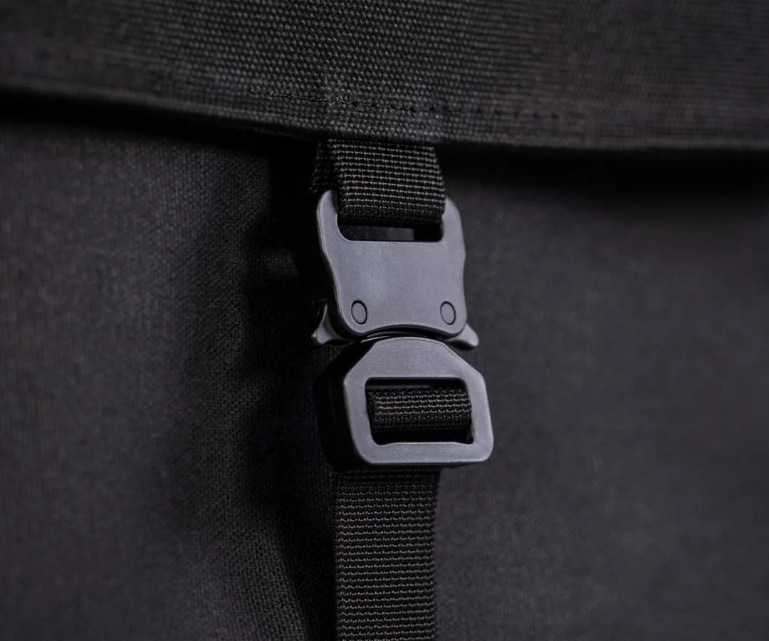 Leather vs Nylon Tech Bags: Pros and Cons for Everyday Carry