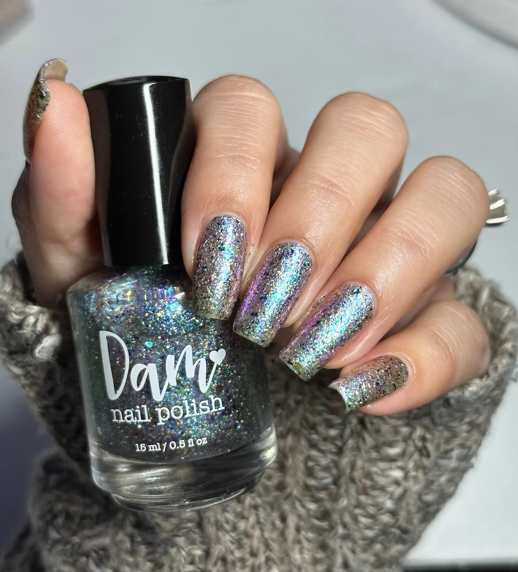 Flakie Nail Polish vs Glitter: Key Differences