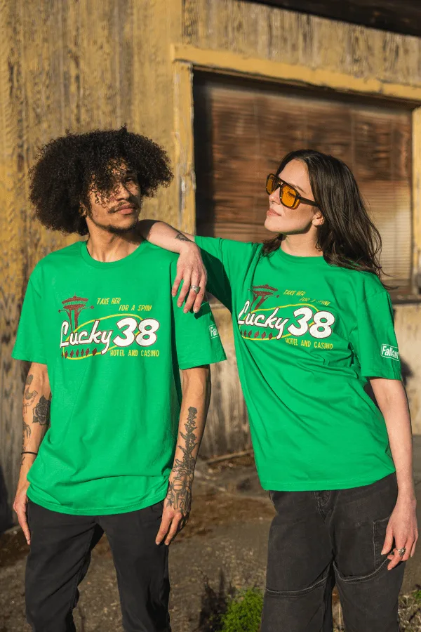 تيشيرت Fallout New Vegas Lucky 38 مقابل التيشيرتات الرسومية العادية