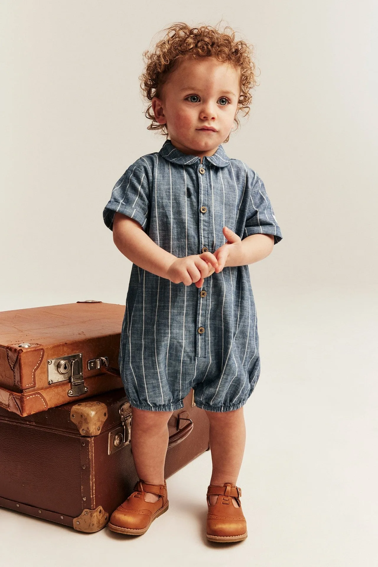 Blaugestreifter Weboverall: Styling- und Layering-Tipps