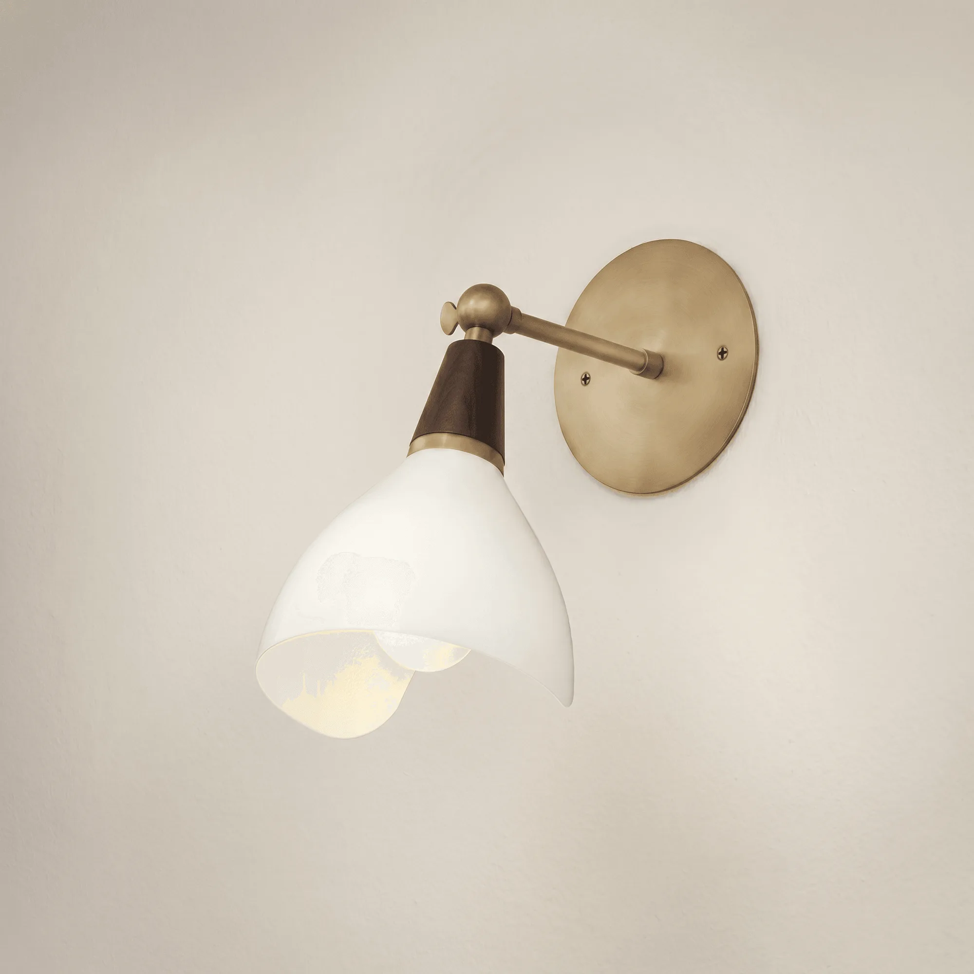 Torno Petite vs Avery Wall Sconce: Duelo de iluminación para pasillos