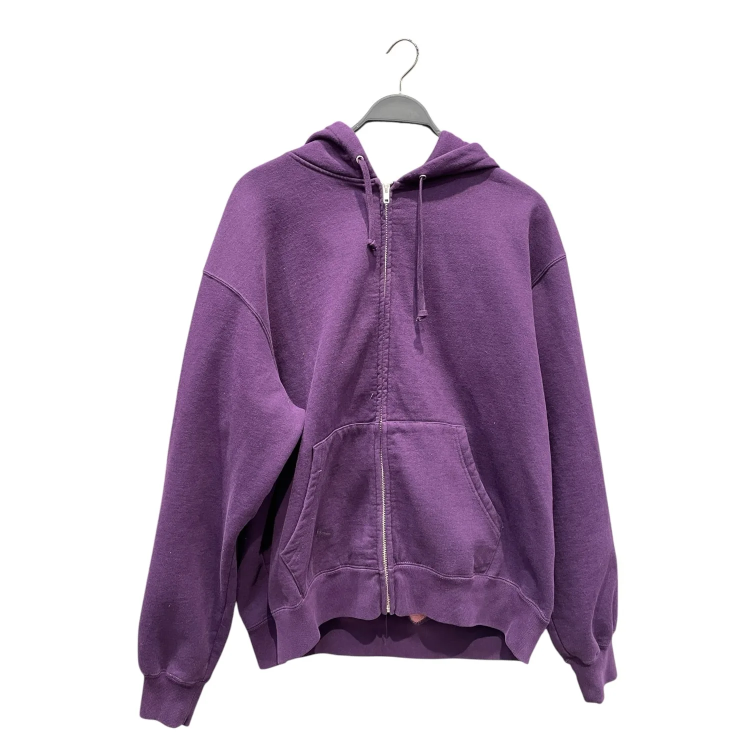 Sweat à capuche violet zippé : comment le porter sans en faire trop