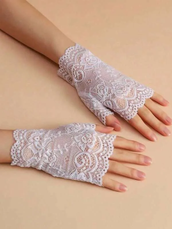 Associer des gants en dentelle à la lingerie sans en faire trop