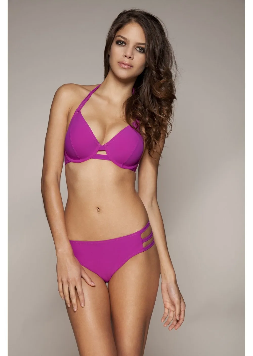 Hoe combineer je een magenta halter bikinitop met een broekje
