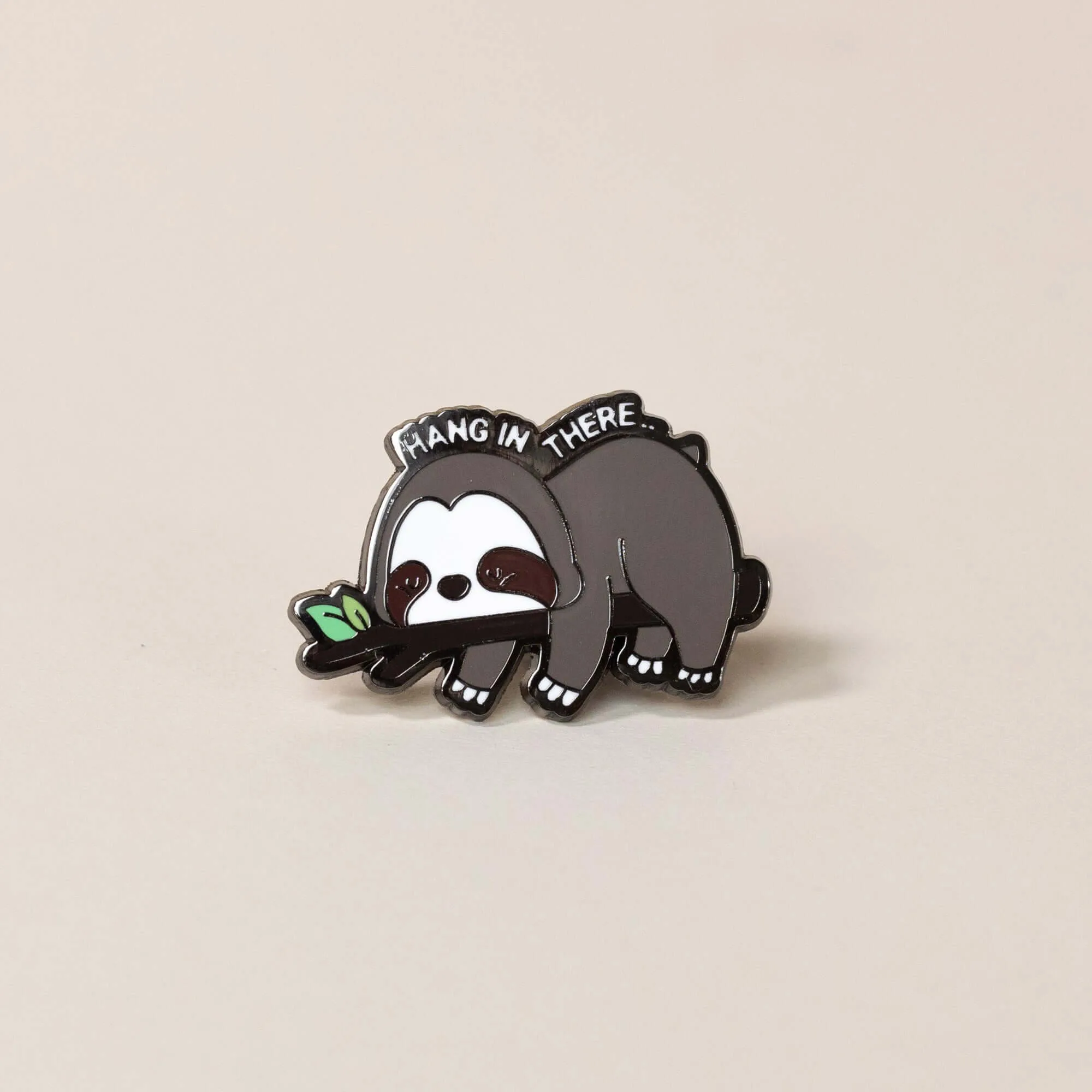 Emaille-Pins präsentieren, ohne Stoff oder Möbel zu beschädigen