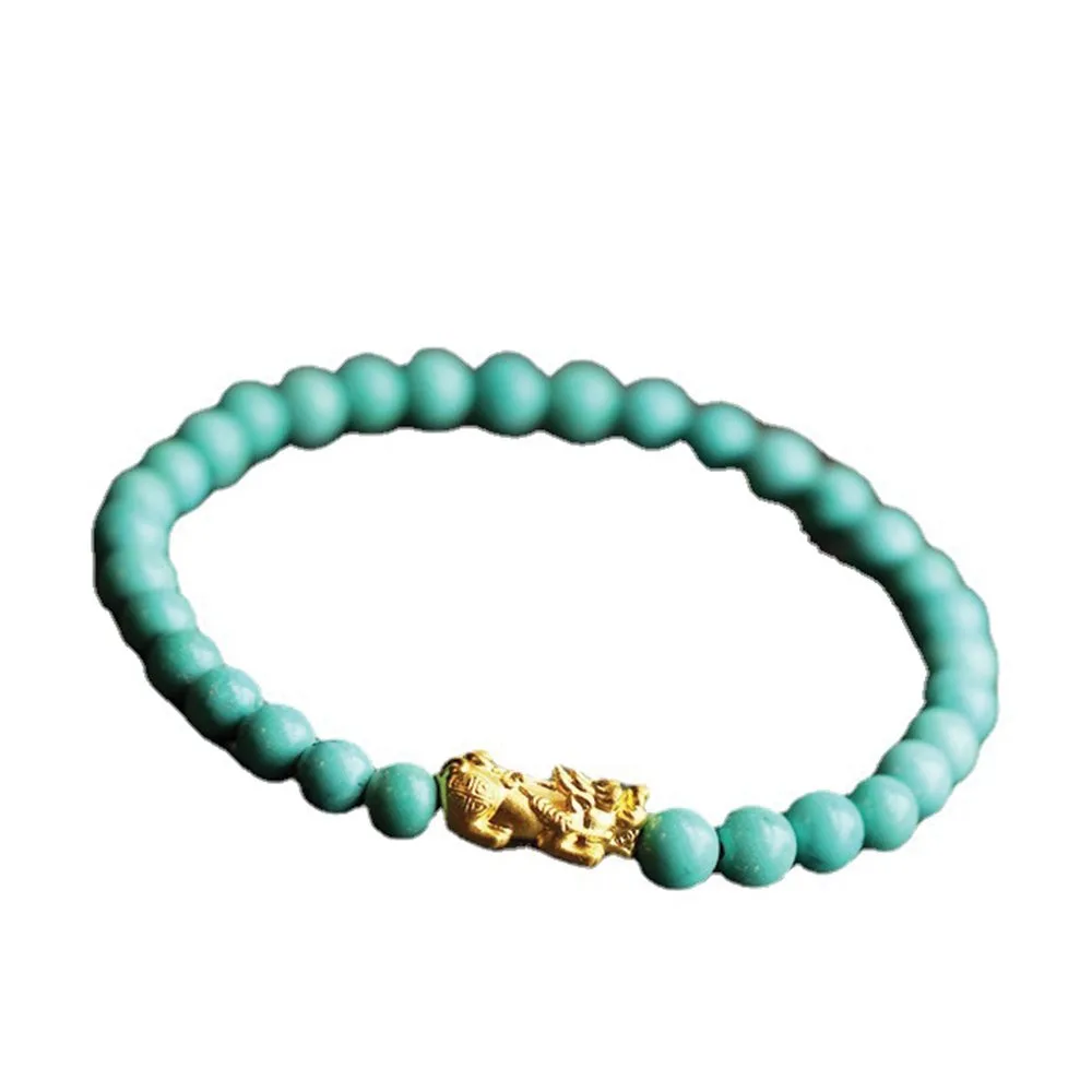 Bracelets à fil rouge : signification, styles et comment les porter