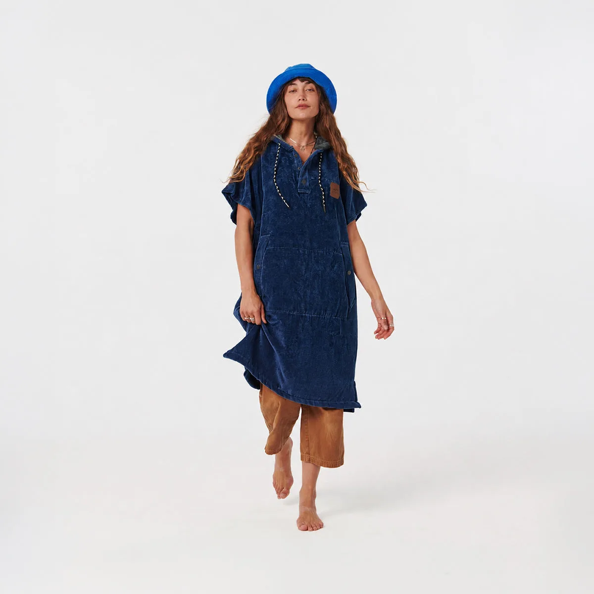 Extrawarmer Poncho vs. Schnelltrocknendes Tuch: Der Sieger nach dem Schwimmen