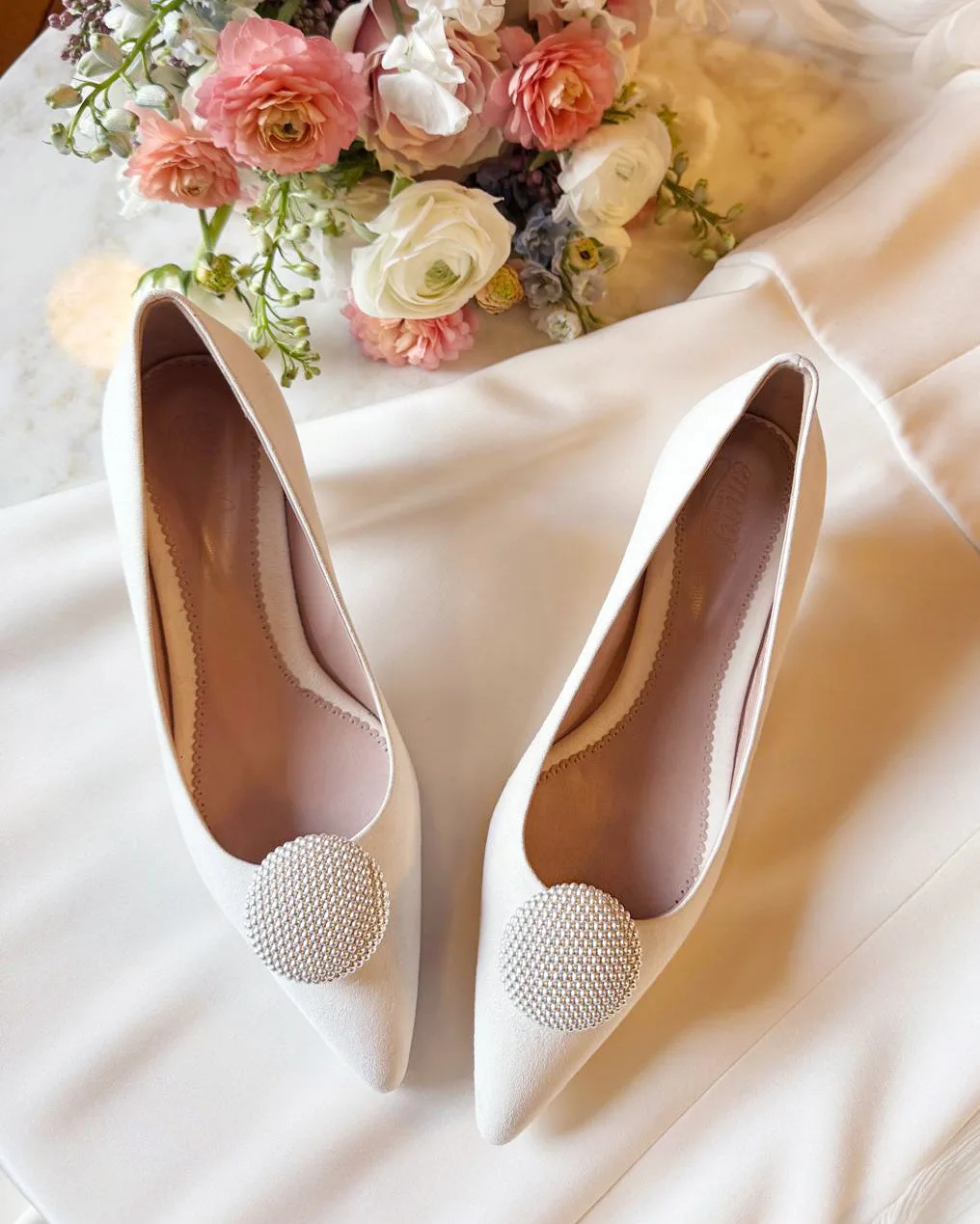 Pearl Dome vs Jewel Circle: quale clip per scarpe per il tuo matrimonio