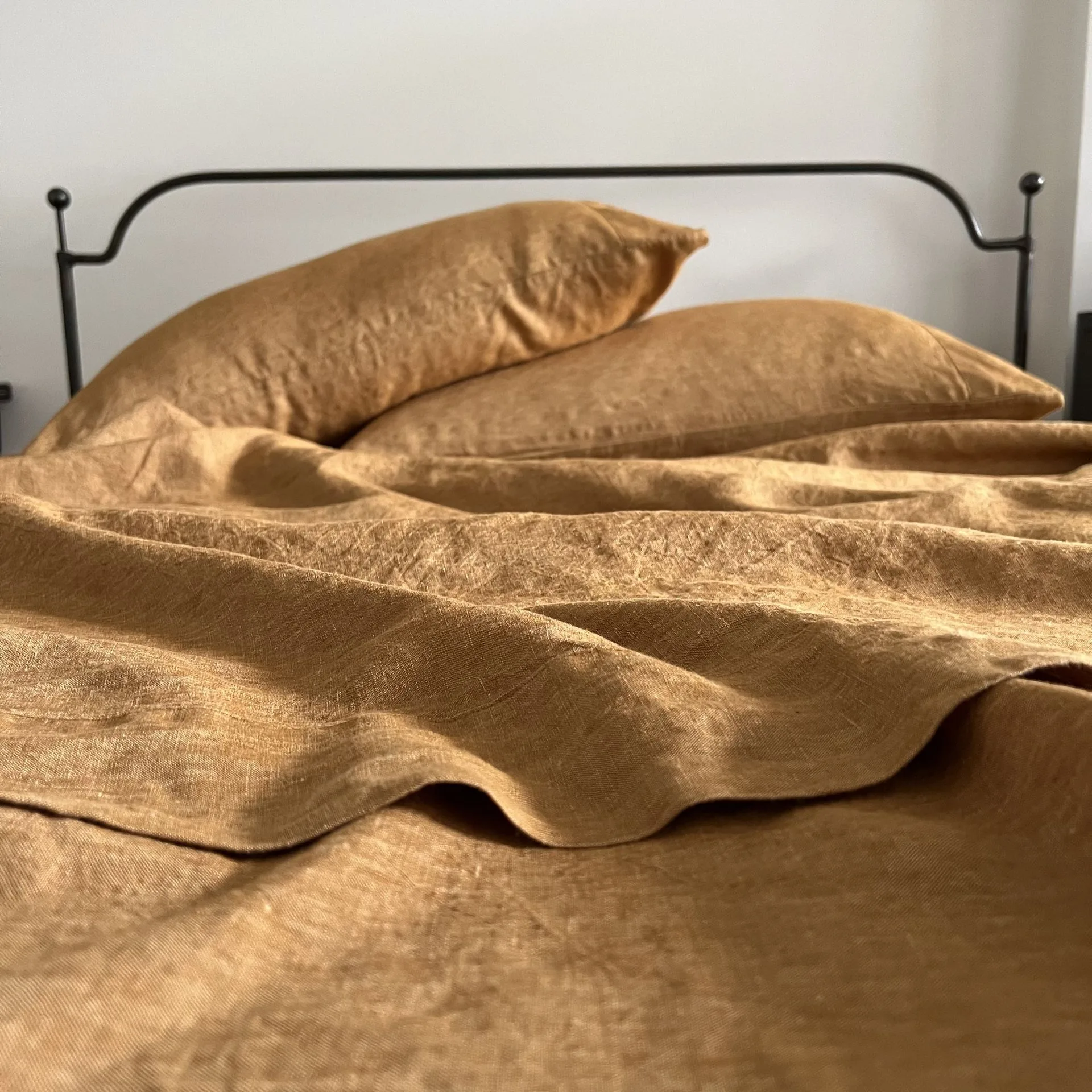 Linoto Harvest Gold Linen Flat Sheet Review: A Warm Addition to Your Bedding