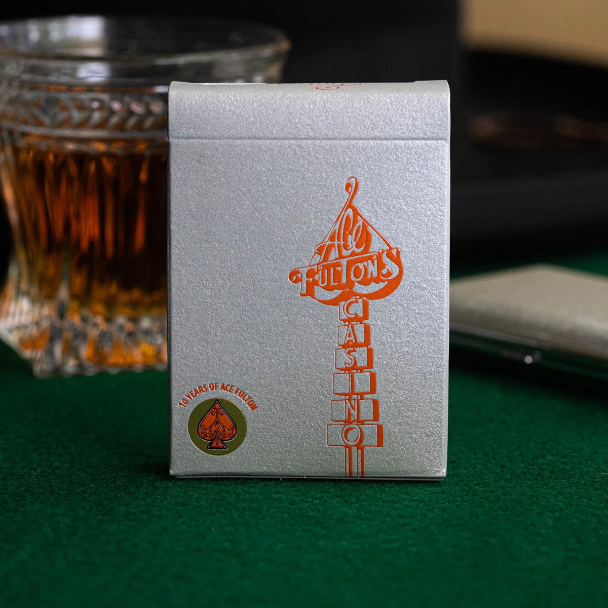 Caja Ace Fulton's 10 Year Anniversary Silver Nugget Tuck: ¿Qué contiene?