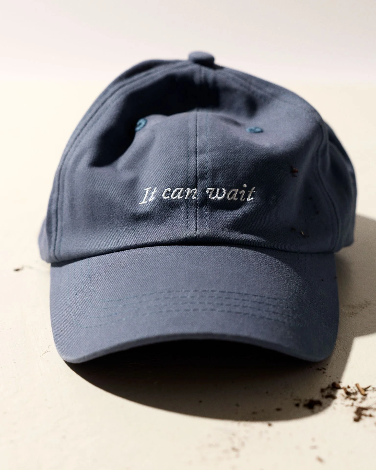 Gorra vs. sombrero bucket: ¿Qué merch te favorece?