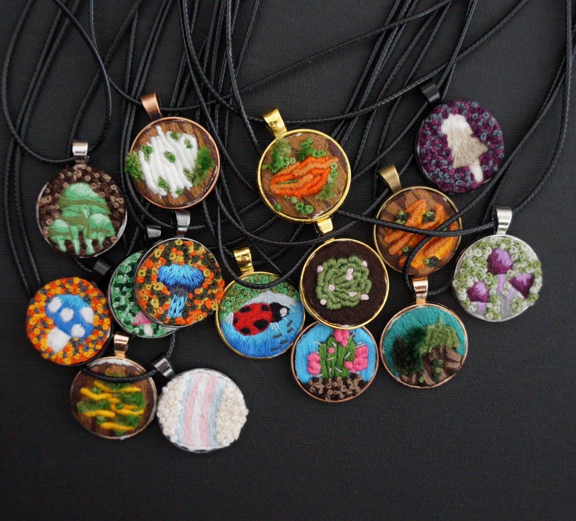 Colgantes bordados