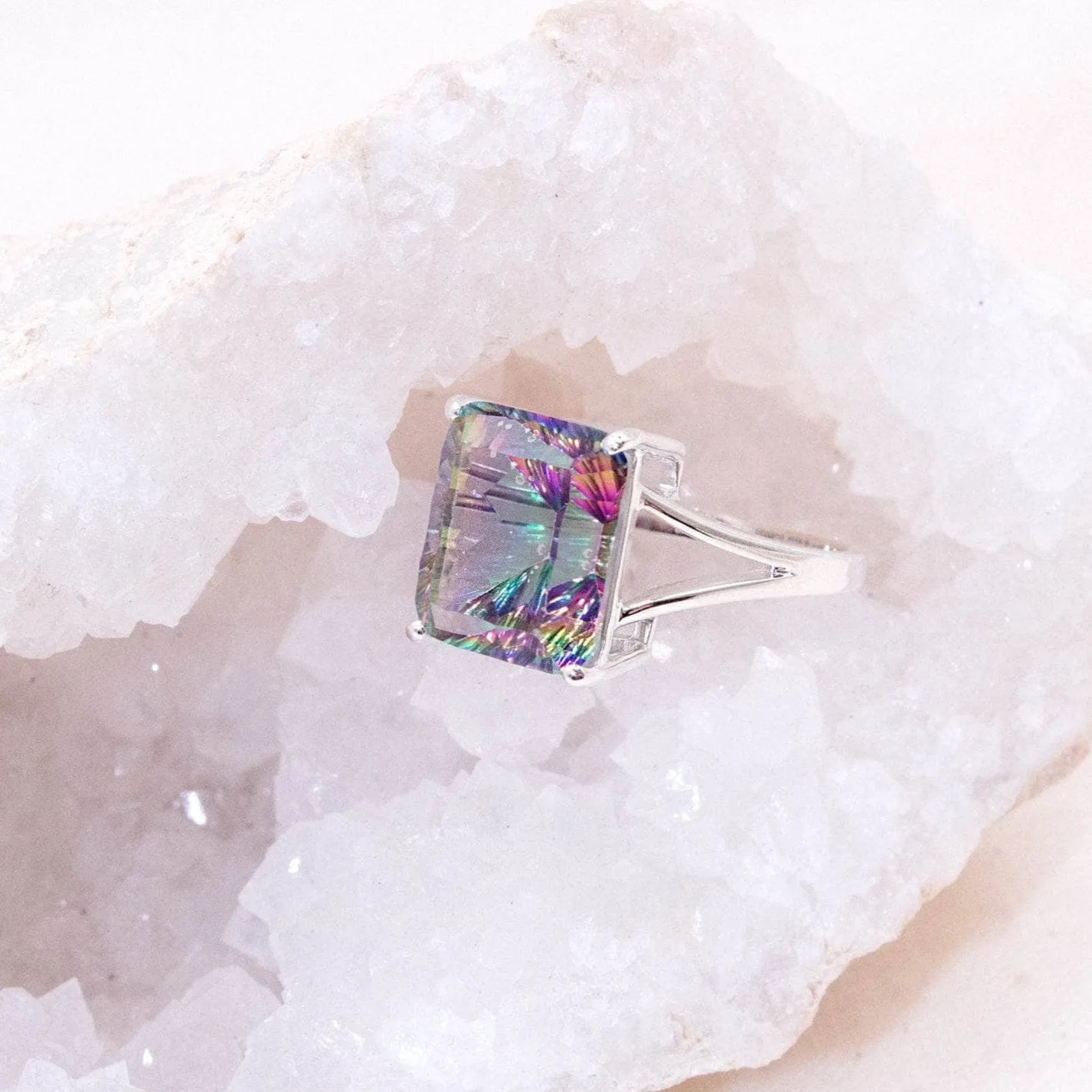 Topacio místico vs. anillo de peridoto: ¿Qué gema se adapta a tu estilo?