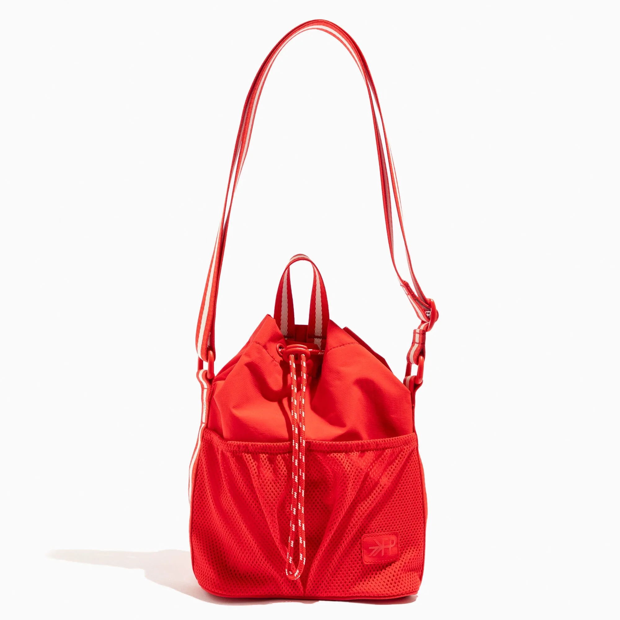 Cherry vs Kelly Motion Bucket Crossbody:あなたに合う色は?