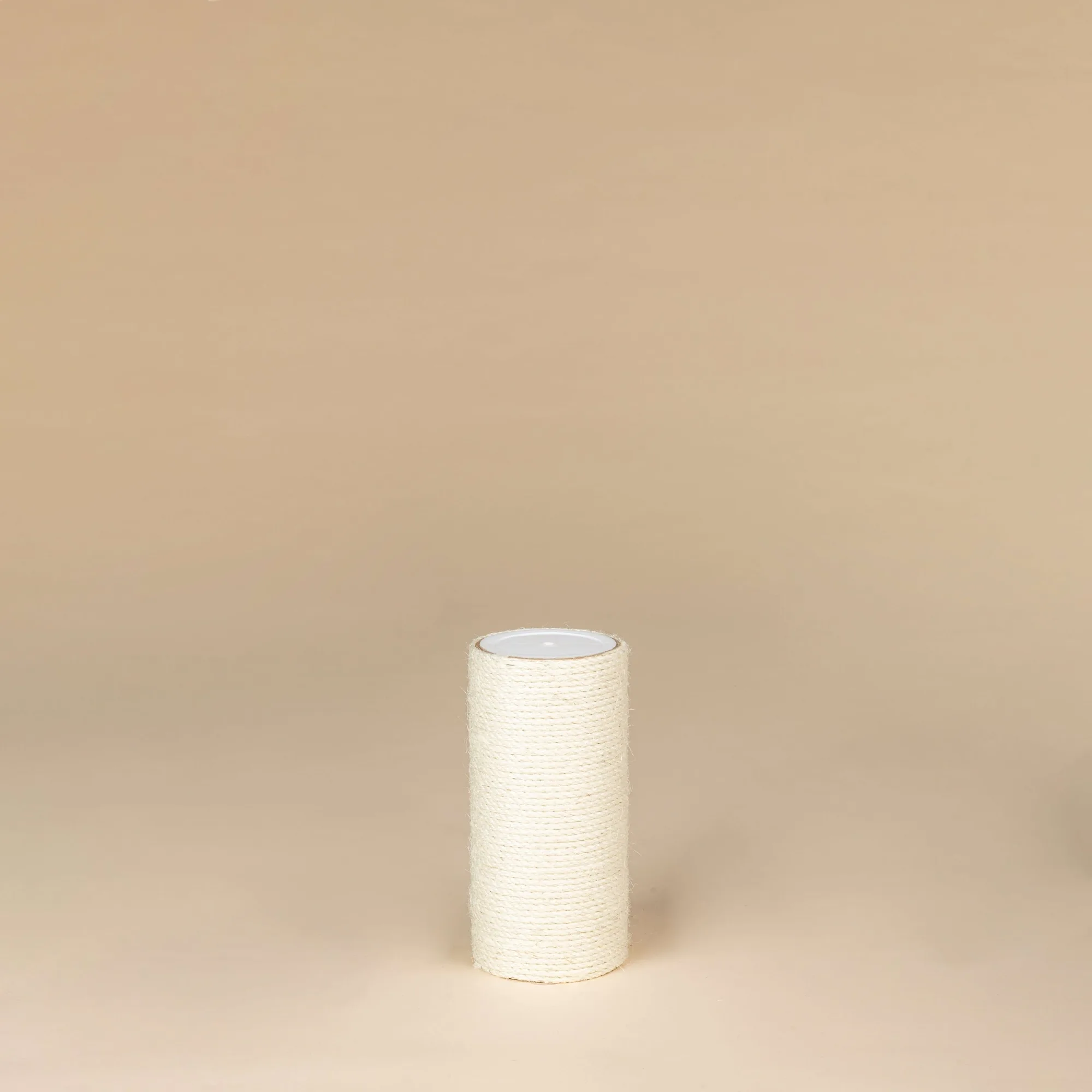 Poste de Sisal 12x6 M8 Beige: Rascador compacto para espacios pequeños