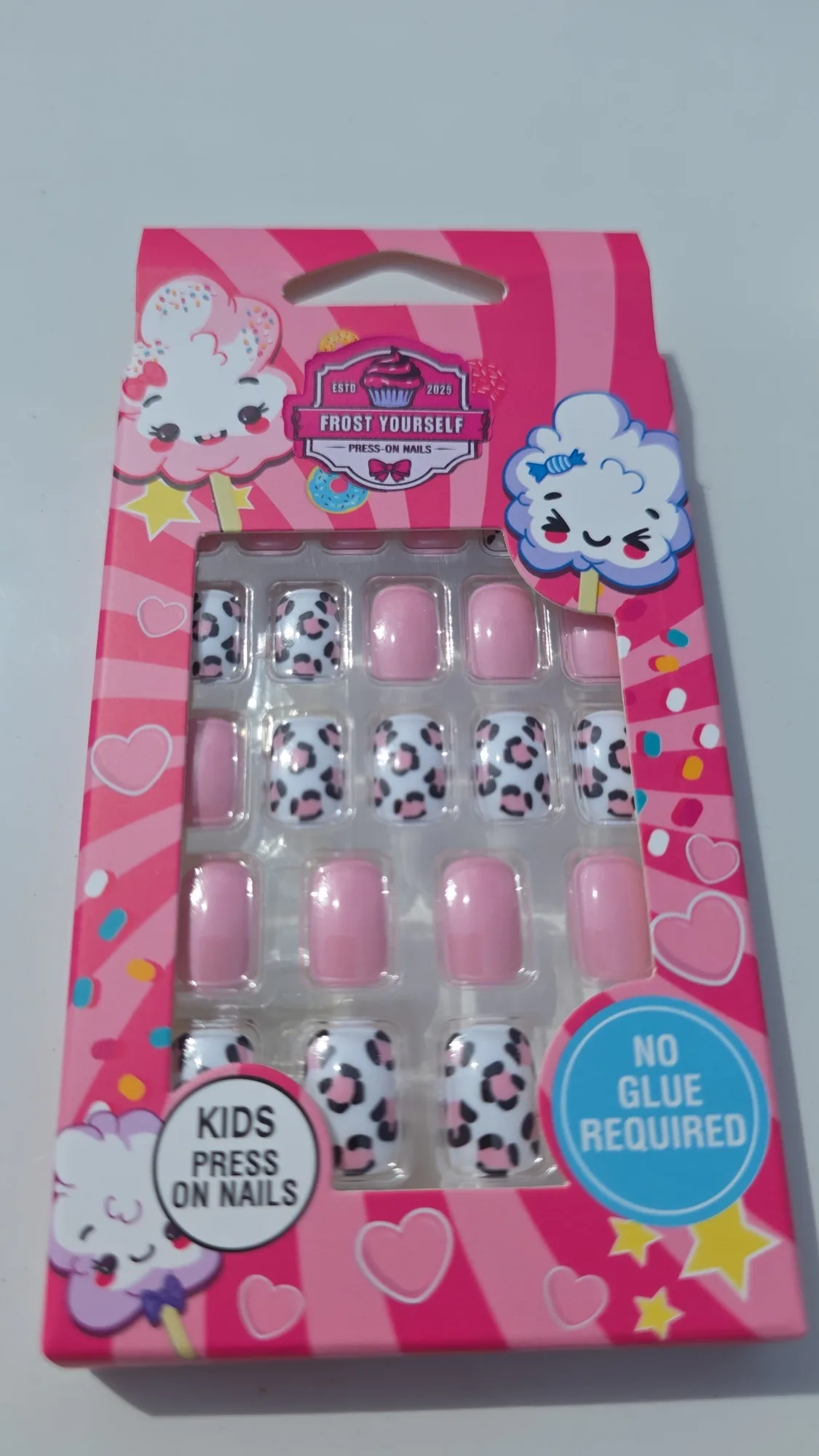 Cómo aplicar uñas postizas estampadas en rosa para un look divertido