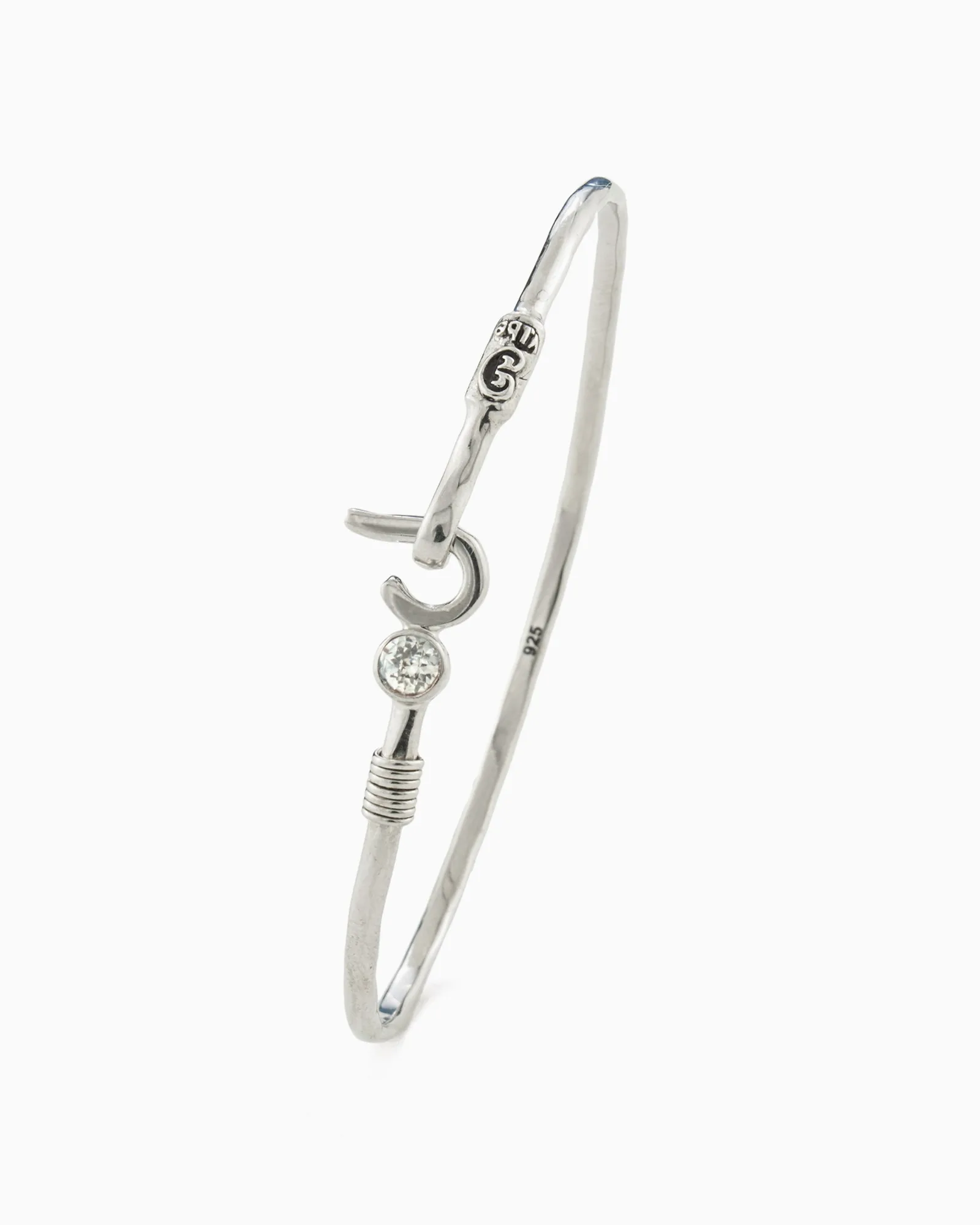 Hakenarmbänder mit Charms schichten: Styling-Guide