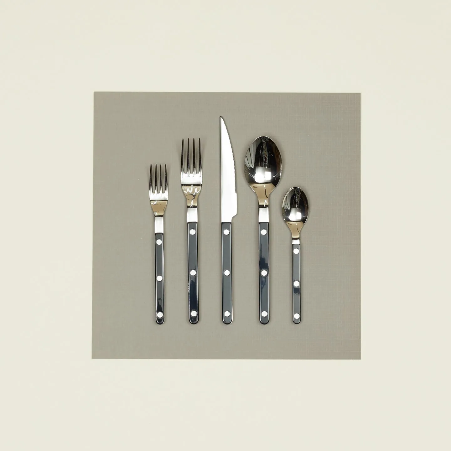 Gingham vs Solid: Choosing the Right Pattern for Your Dining Table