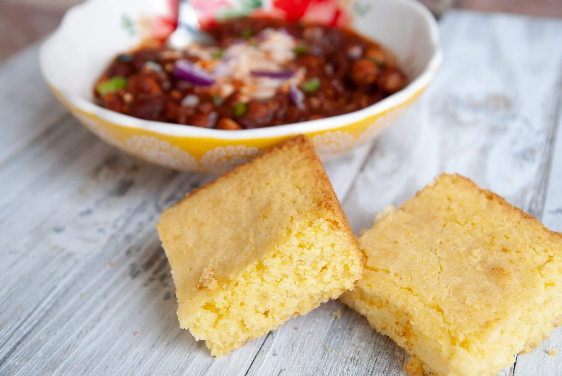 Bezlepkový kukuřičný chléb a chilli: průvodce jídlem