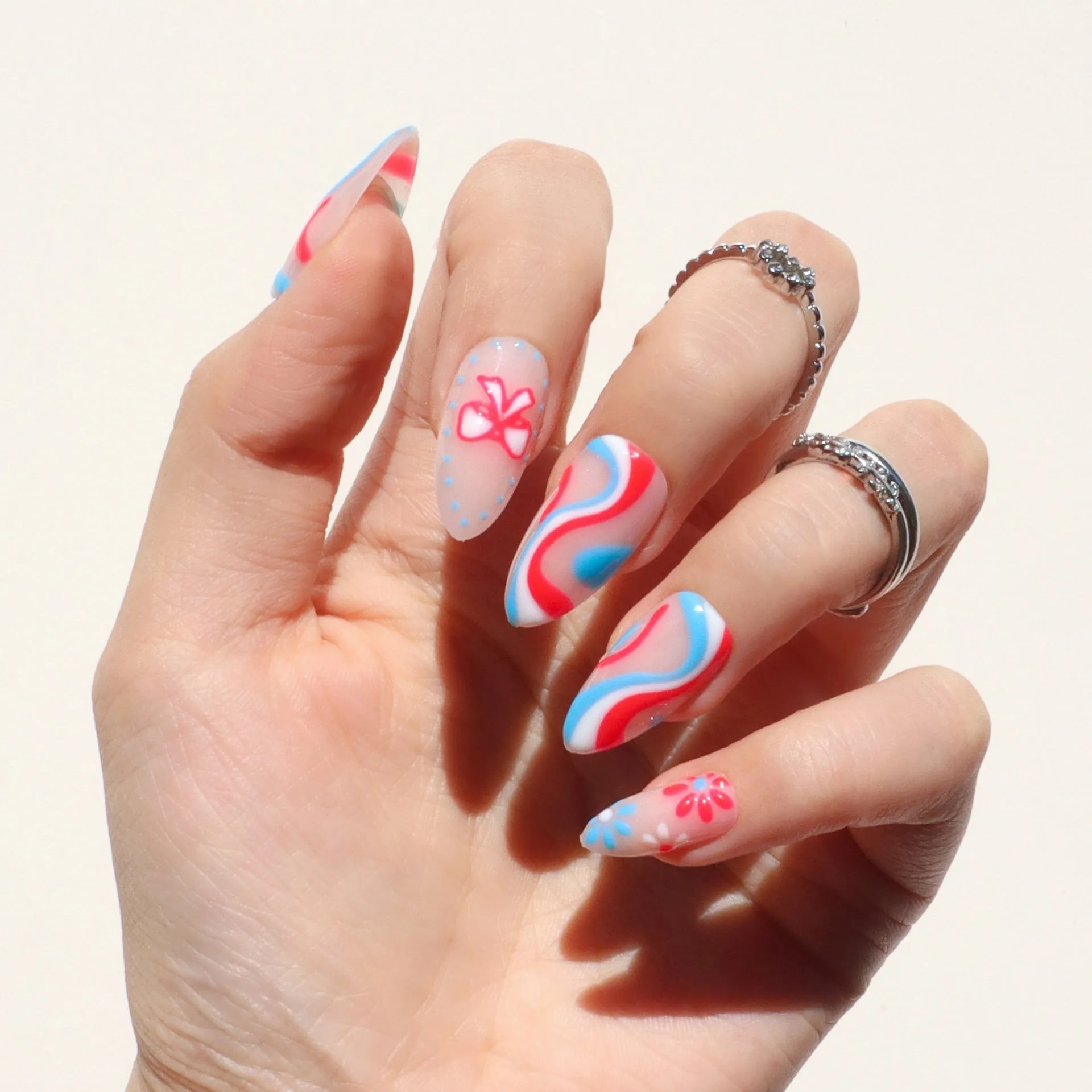 Cómo aplicar las uñas postizas Liberty Belle para un look francés clásico