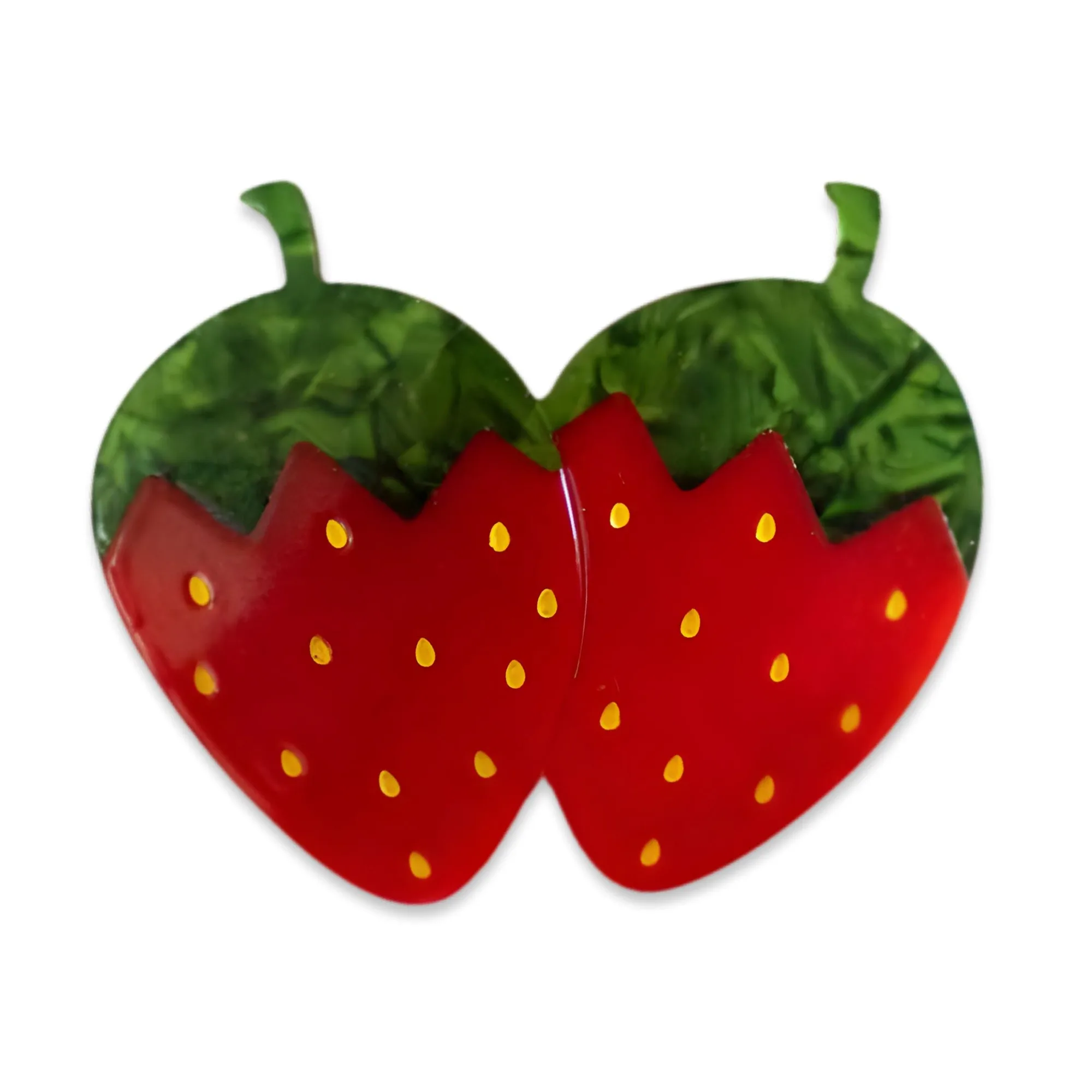 Boucles d'oreilles en émail pretzel vs barrette française fraise : mélanger bijoux et accessoires cheveux