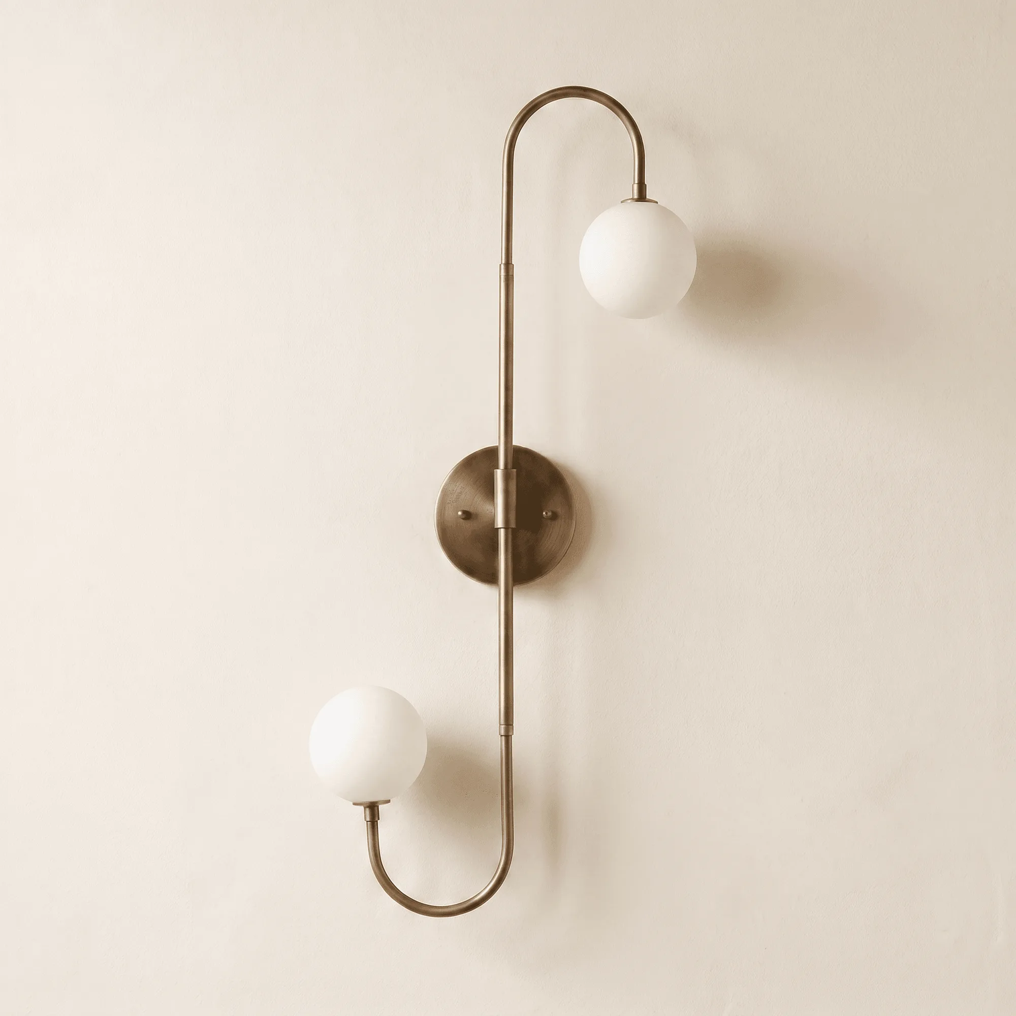 Lámpara de pared Piega: Iluminación elegante para pasillos estrechos