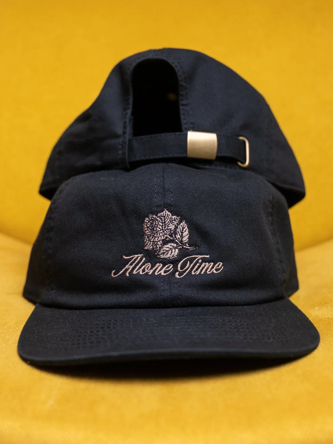 'Alone Time' Rose - 6-panel hoed met metalen sluiting - Zwart