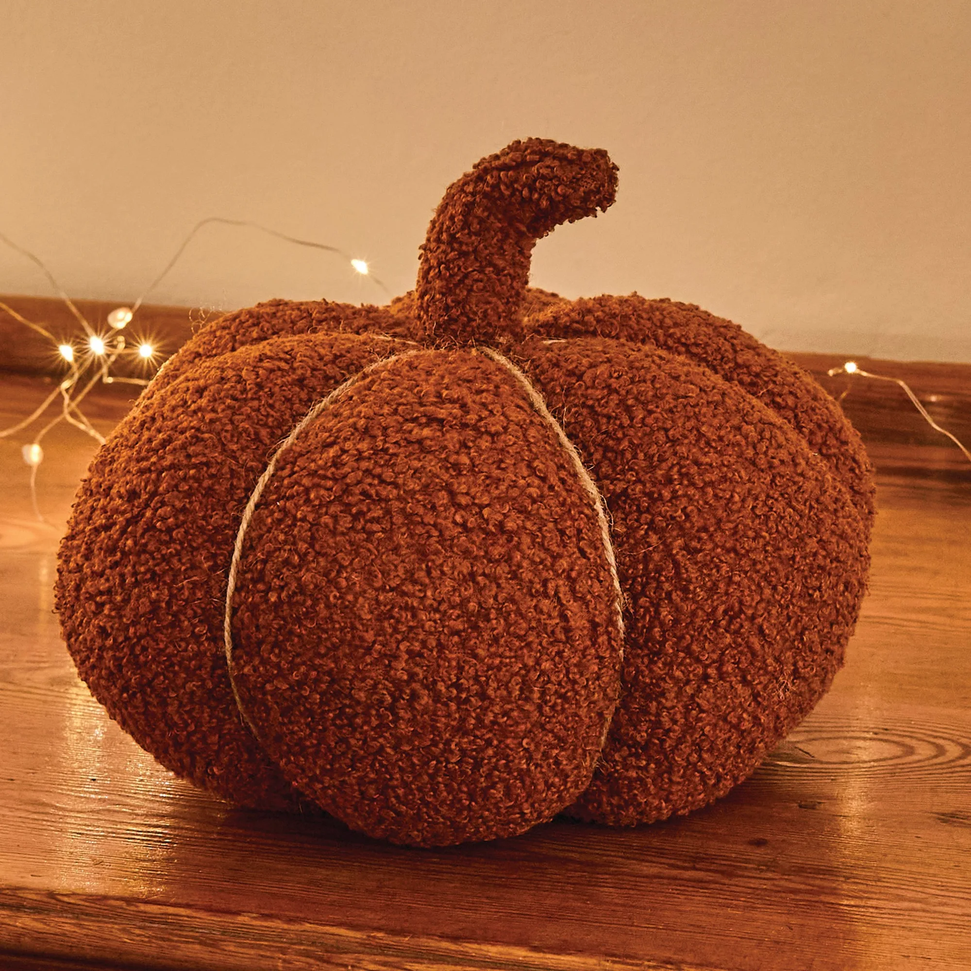 Come abbinare un cuscino di zucca in bouclé per l'autunno