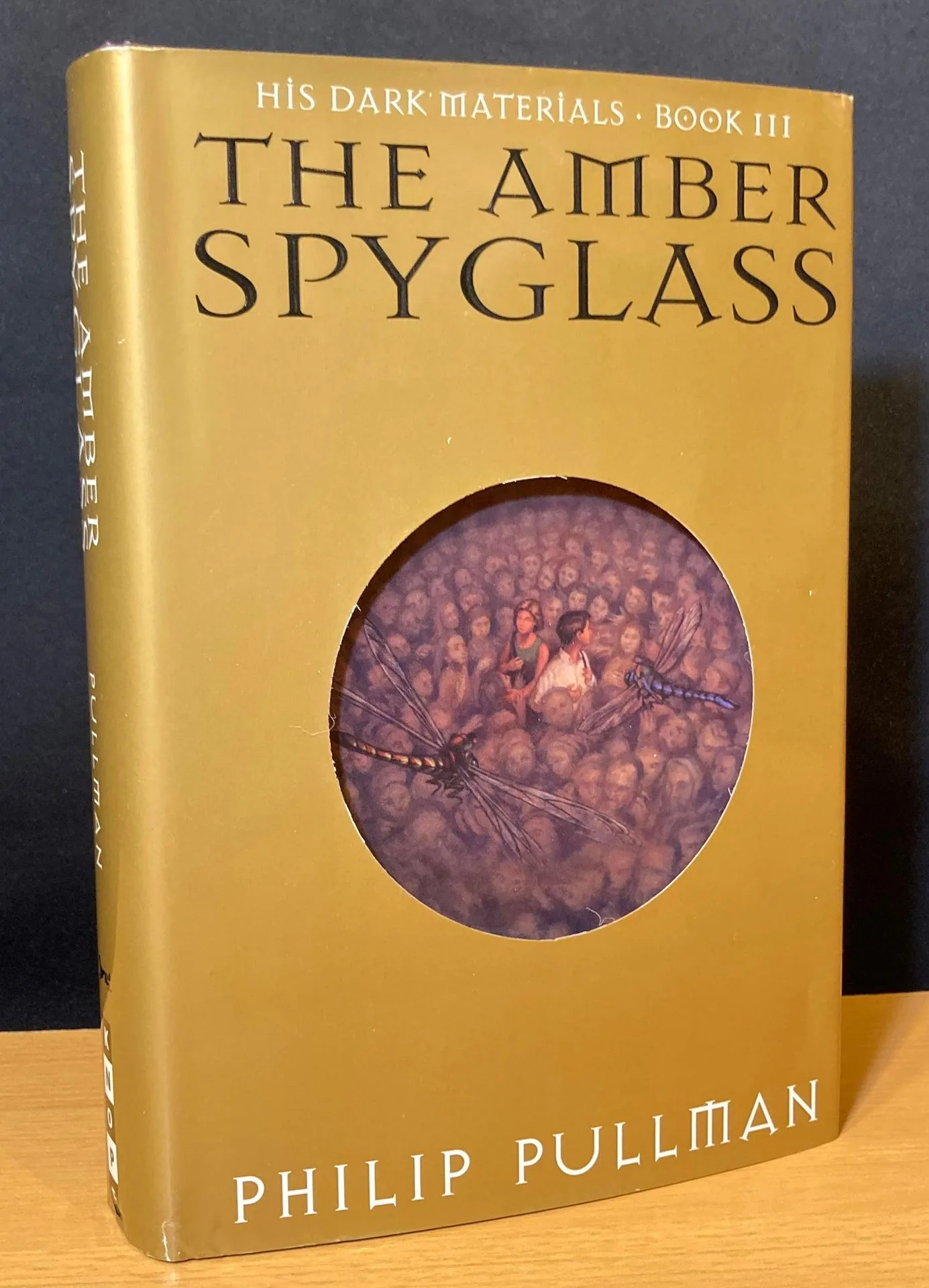 كيفية التعرف على الطبعة الأولى من The Amber Spyglass