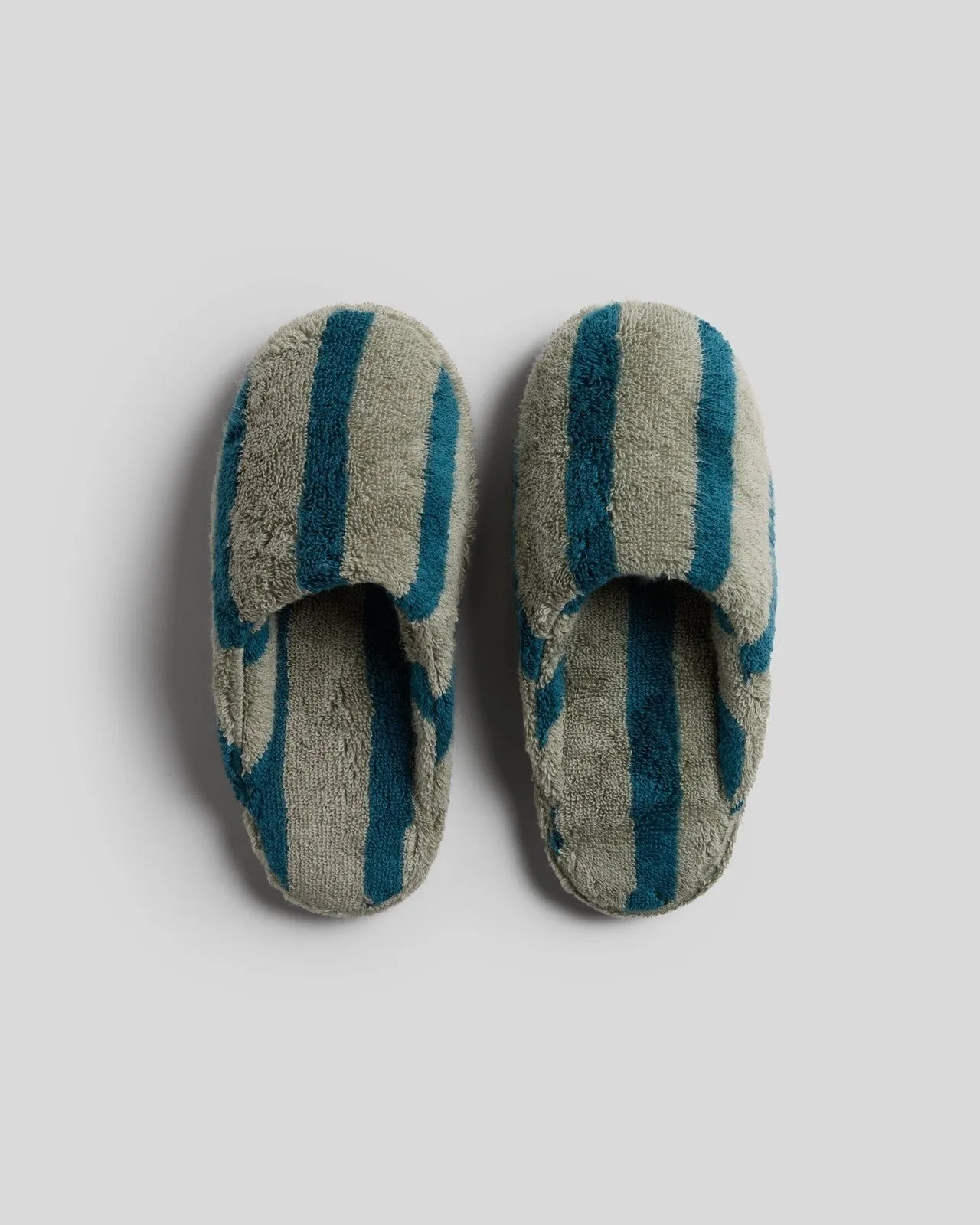 The Best Lounging Slippers for Hardwood Floors: Comfort, Grip, and Style Guide