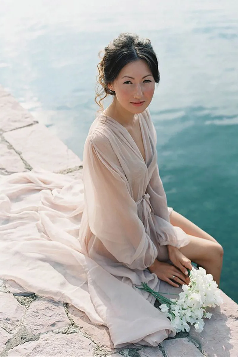 Acconciare una vestaglia in chiffon di seta per le foto del mattino del matrimonio
