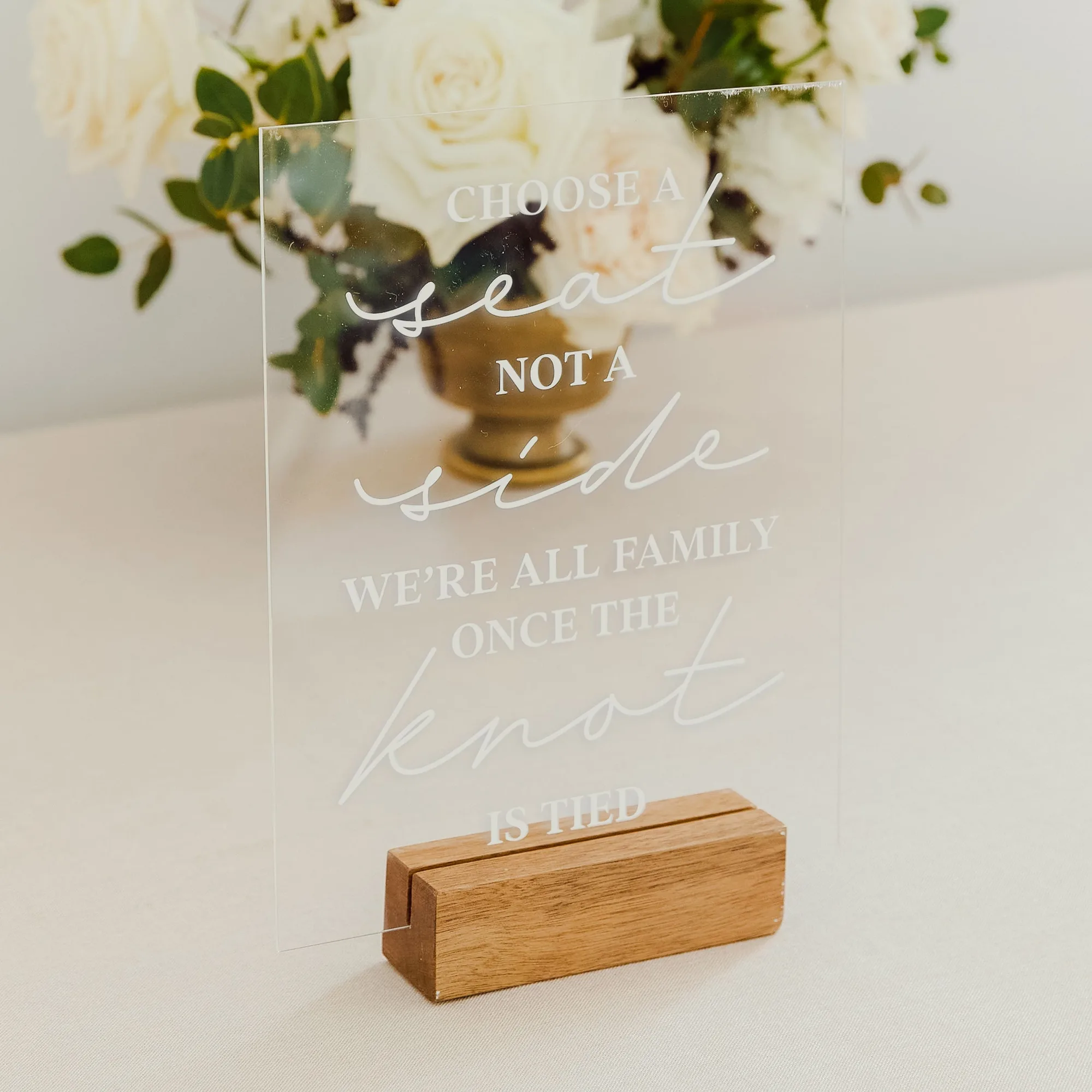 Carteles de boda de acrílico vs. madera: ¿cuál elegir?