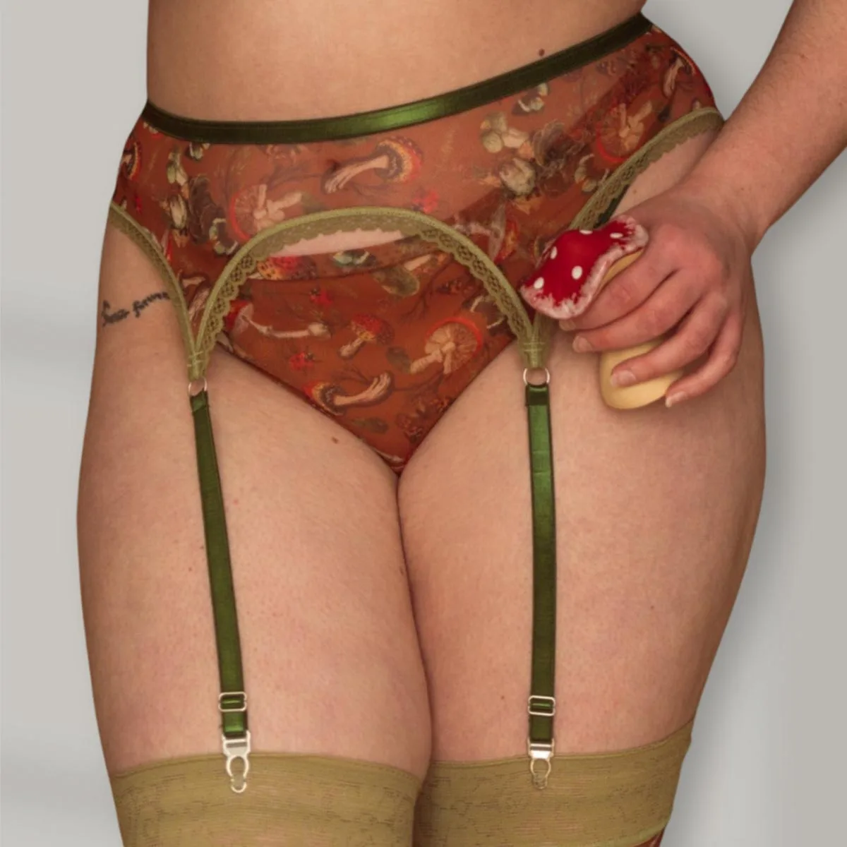 How to Choose a Garter Belt That Fits and Stays Put