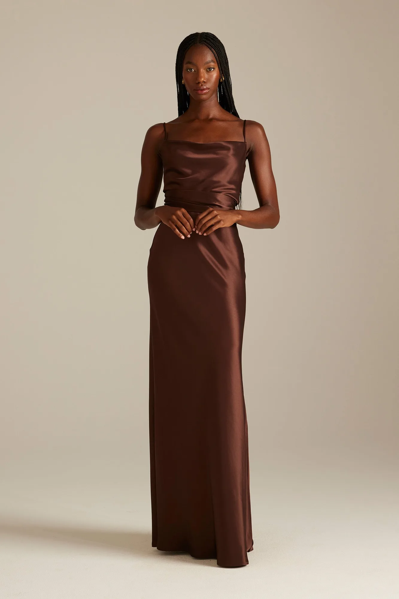 Vestido de dama de honor Cameron Espresso: dicas de estilo e cuidados