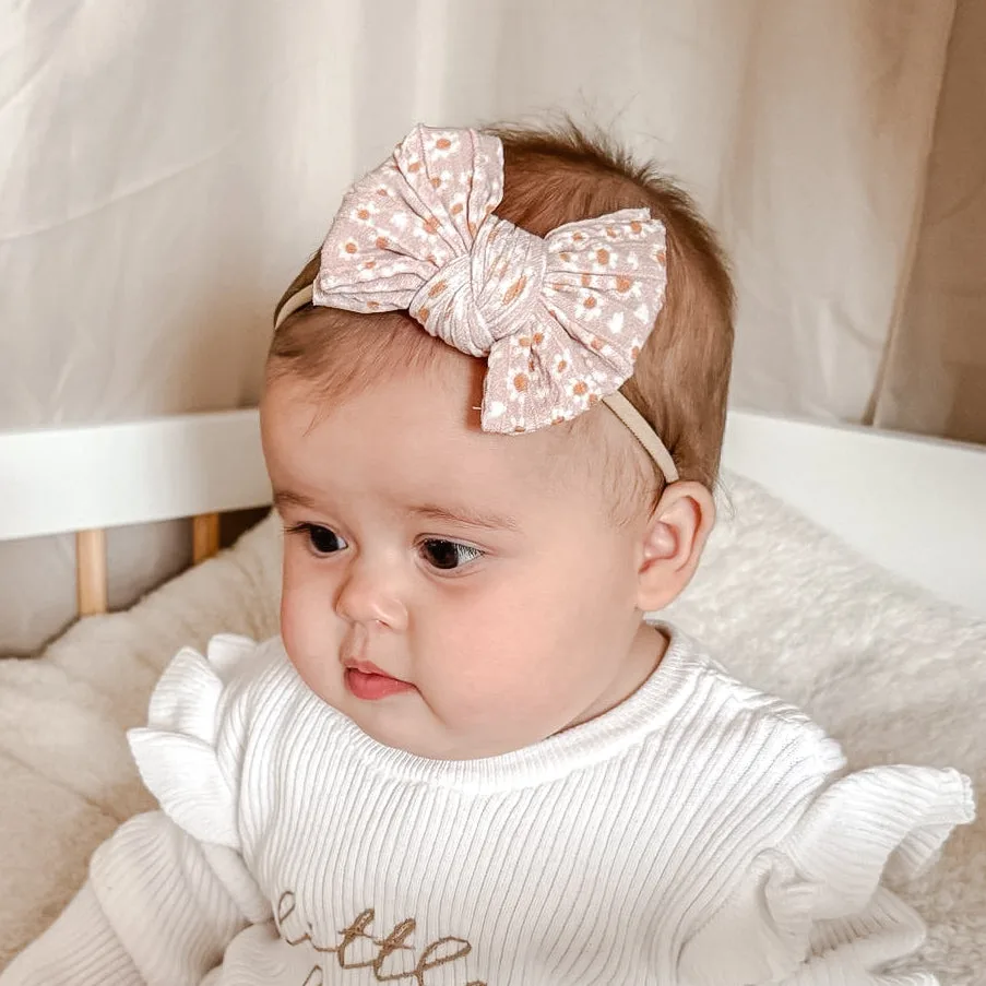 Diadema Daisy Bow: Cómo combinarla con conjuntos de bebé