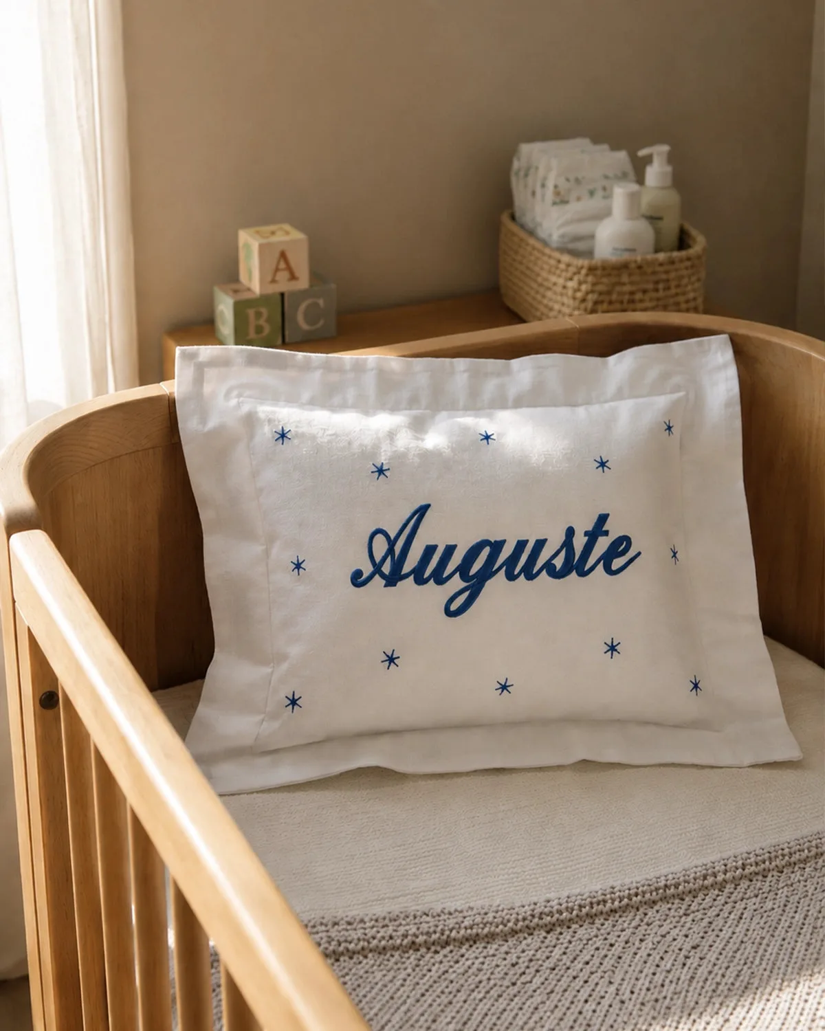 Cómo personalizar un cojín blanco para la habitación del bebé