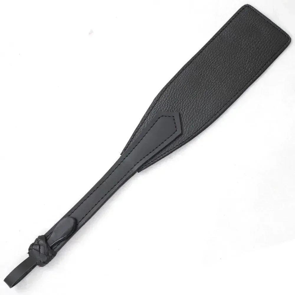 Een leren paddle slapper kiezen voor BDSM