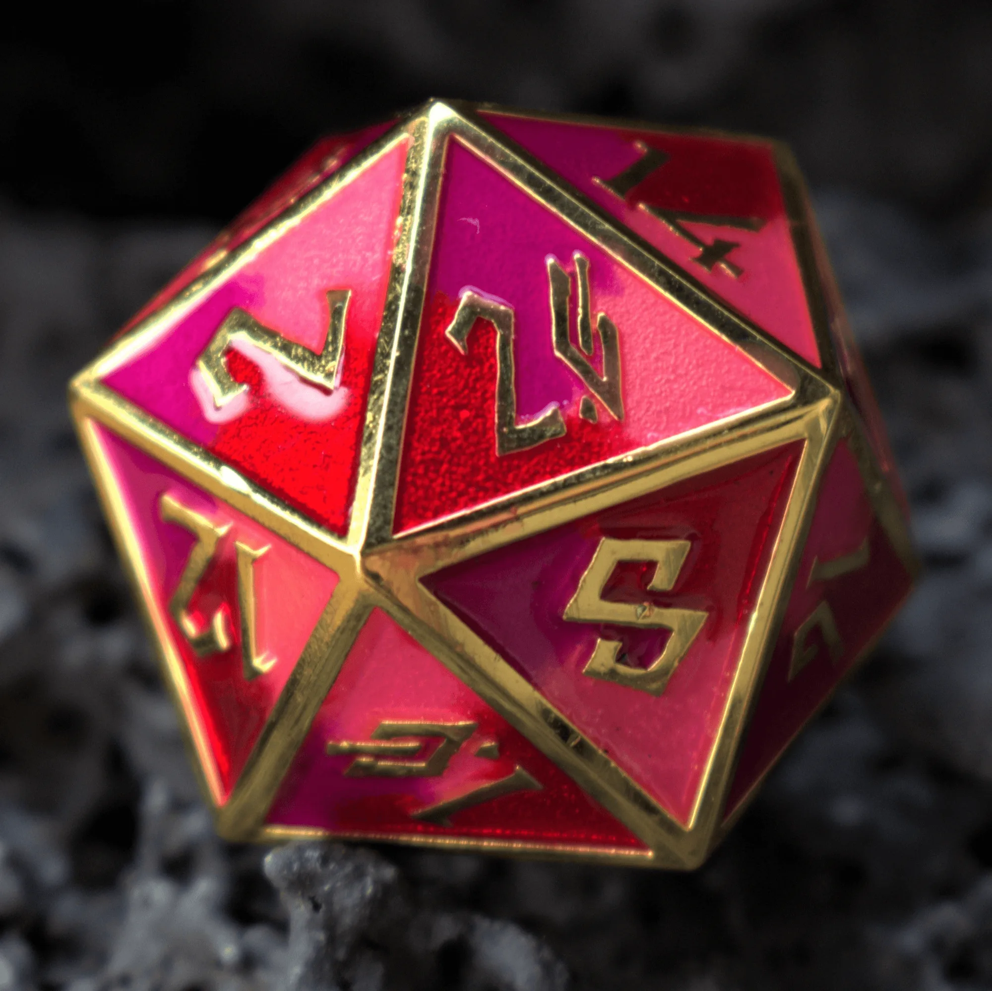 نظرة عن كثب على نرد D20 المعدني ستروبيري ديكيري 35 مم