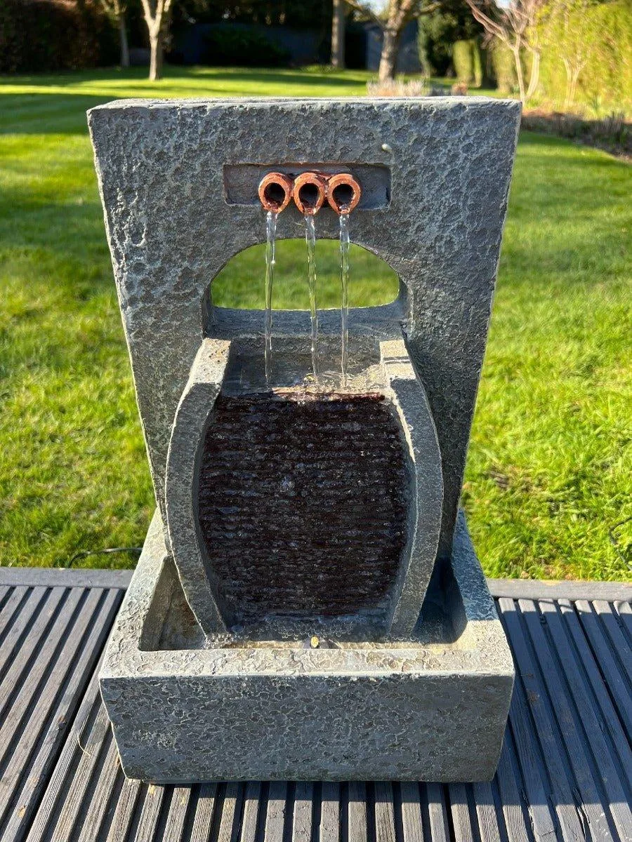 Fuente de agua de 3 niveles con luces LED - Alimentada por energía solar 27x18x45cm