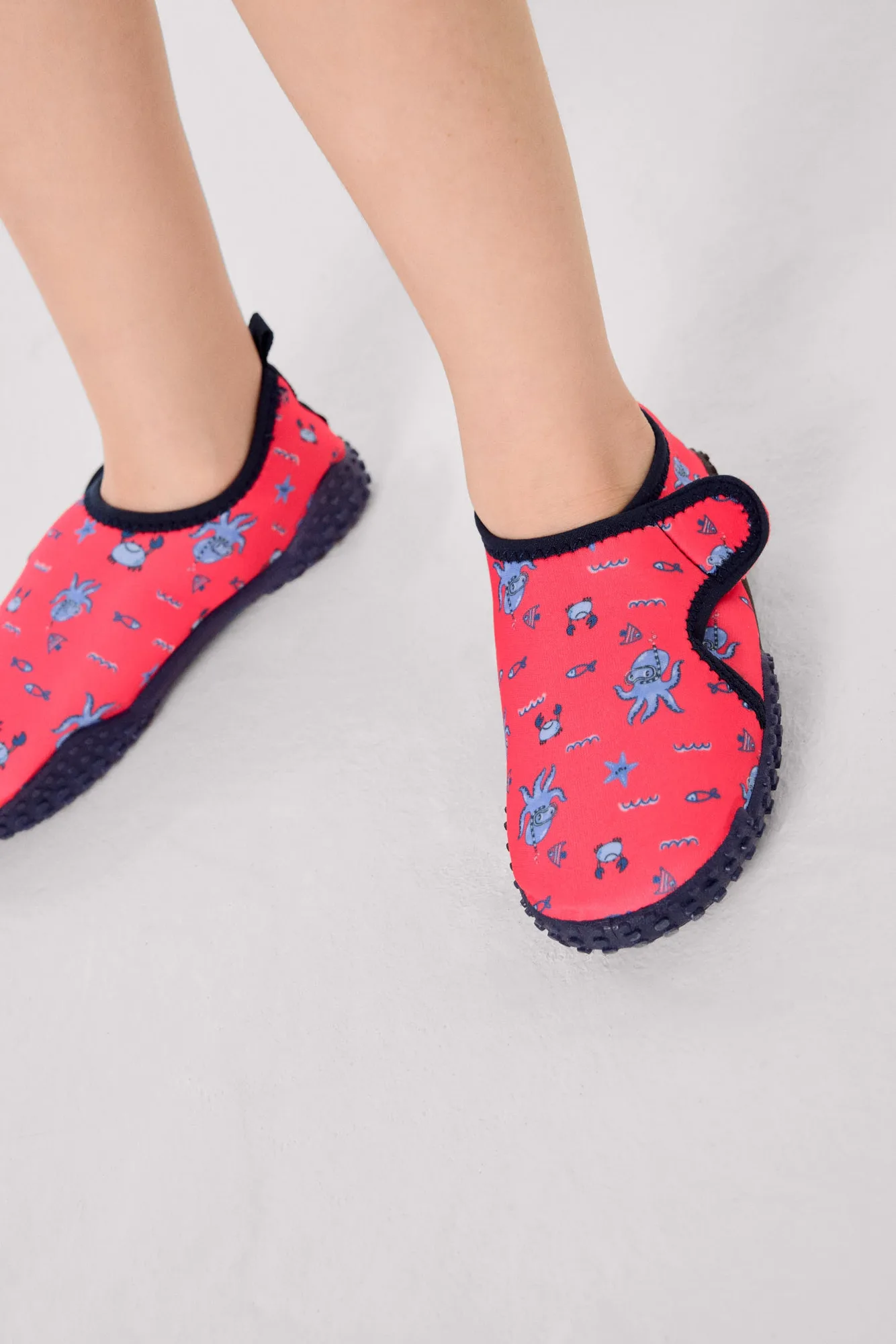 Escarpines infantiles estampado pulpos rojo