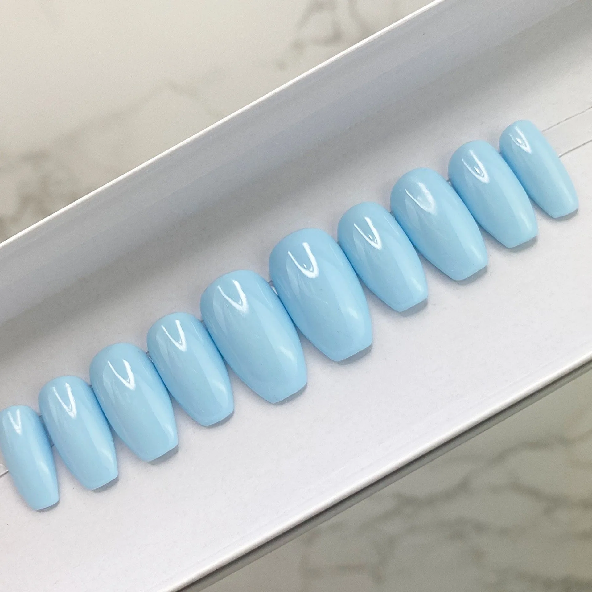 Jak stylizować lśniące paznokcie coffin w kolorze baby blue