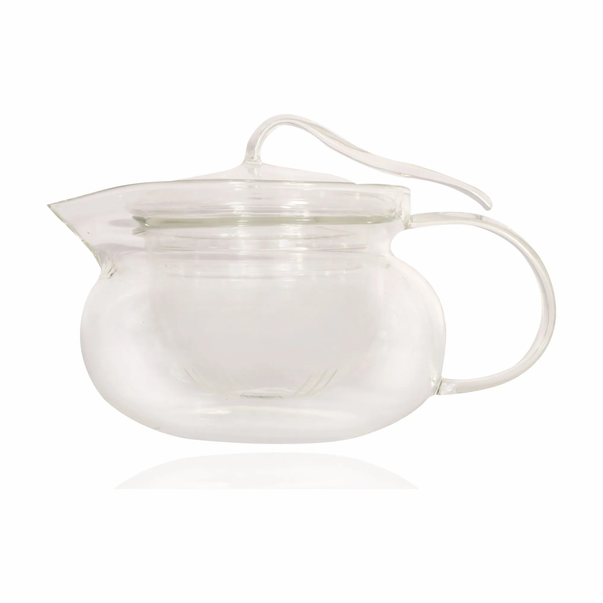 Teezubereitung mit Glas-Teekanne und Sieb