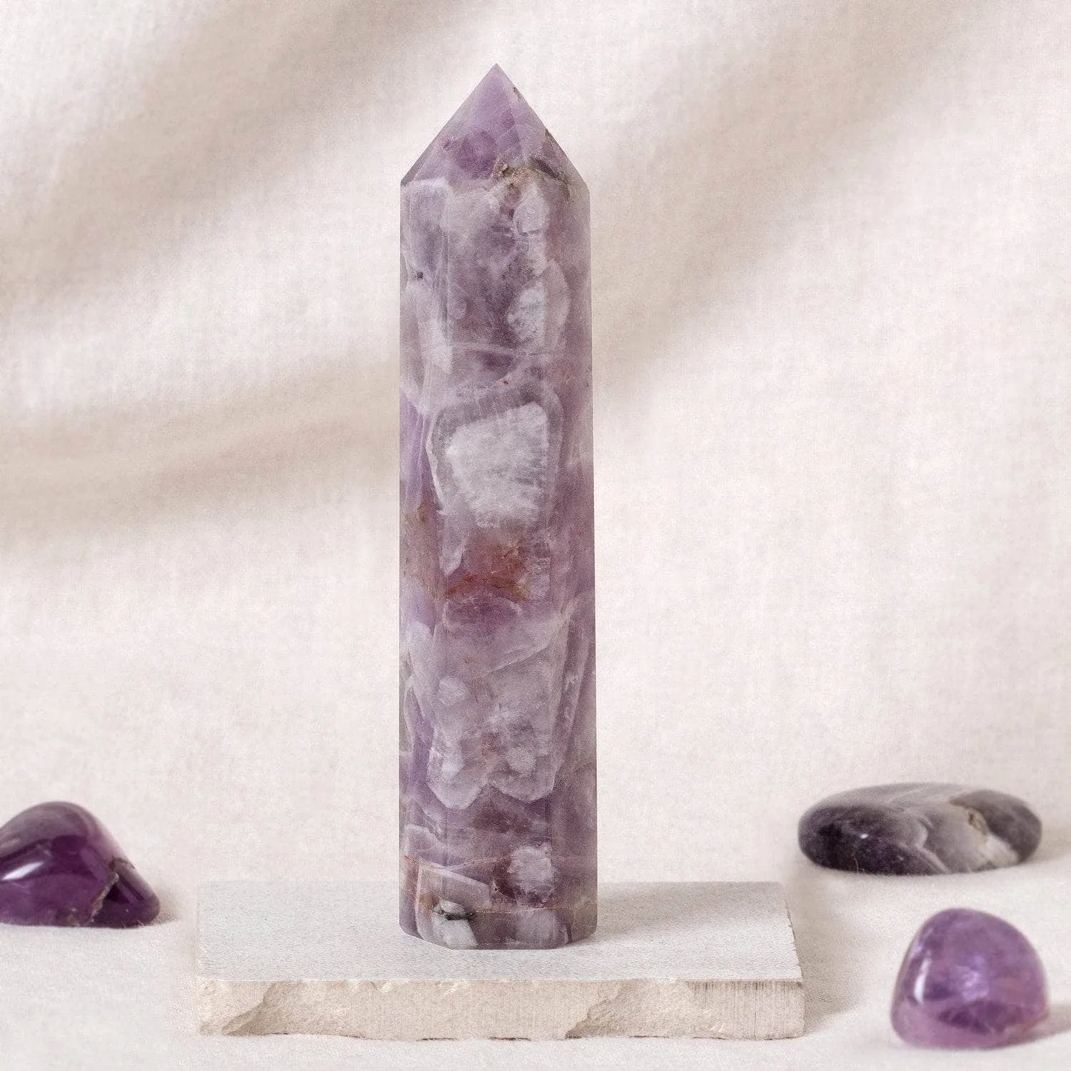 Dream Amethyst Tower: Betekenis en plaatsing voor meditatie