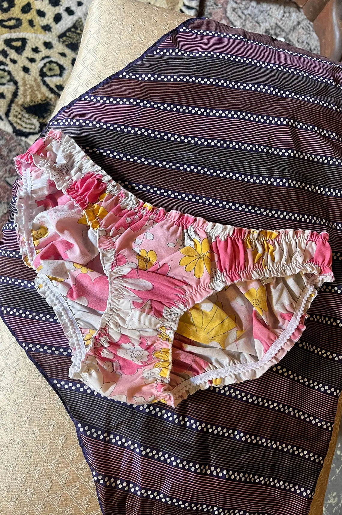 Oleander Thong مقابل Bloomer: أي قصّة كلاسيكية تختار