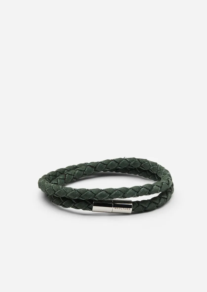 Zo style je een suède armband met manchetknopen