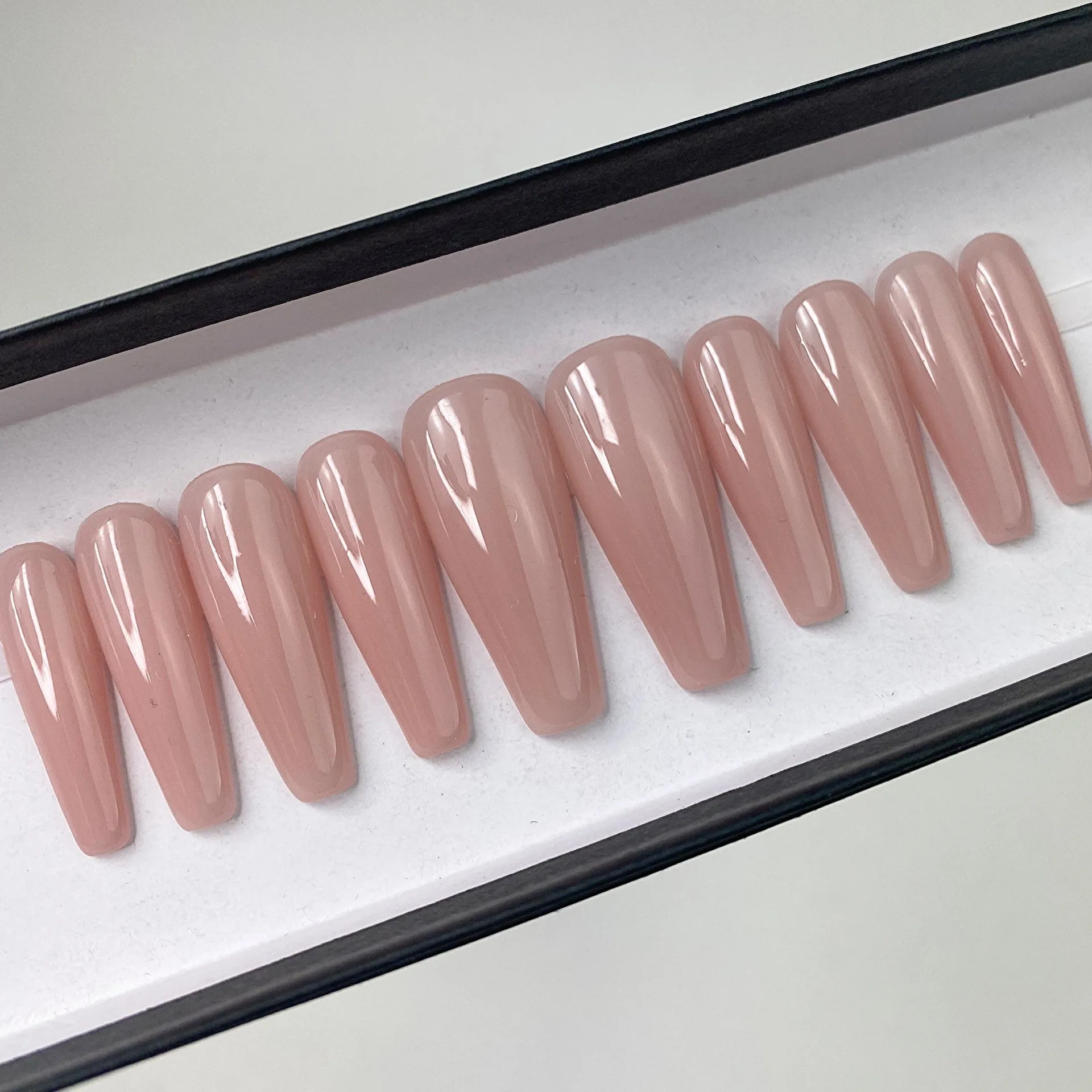 Gotowe do wysyłki czy na zamówienie? Który różowy nude glossy pasuje do Ciebie?