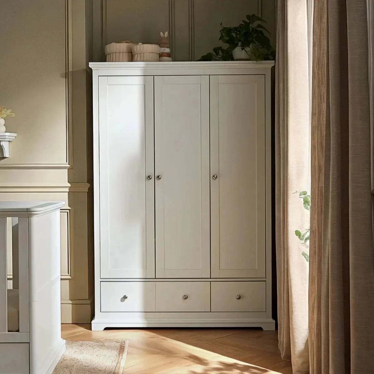 Kleiderschrank mit 3 Türen für Babykleidung organisieren