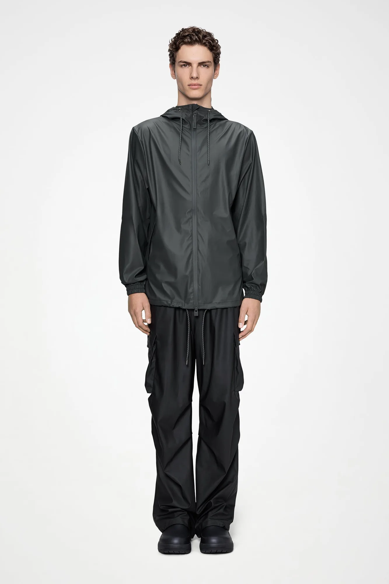 Storm Breaker czy Tech Woven Bomber: która kurtka przeciwdeszczowa sprawdzi się w deszczowy dzień?
